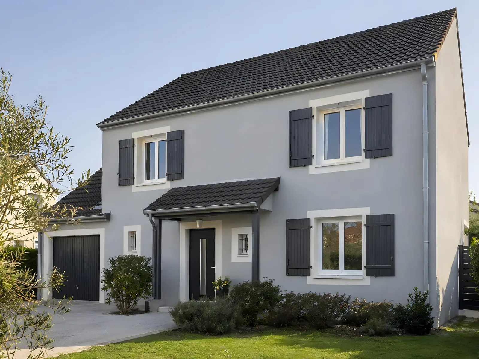 La même maison repeinte en gris clair, encadrements de fenêtres blancs et volets anthracite
