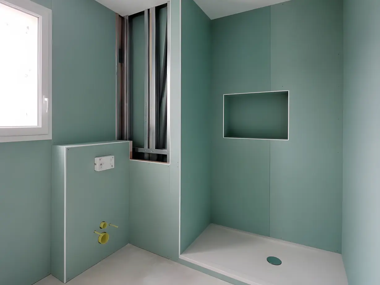 Salle d’eau montée en plaques vertes : bâti du WC suspendu coffré, niche de douche, receveur déjà posé