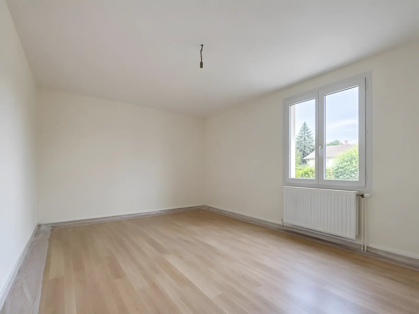 La même chambre au plafond neuf, blanc et plat d’un mur à l’autre, fenêtre et radiateur à droite