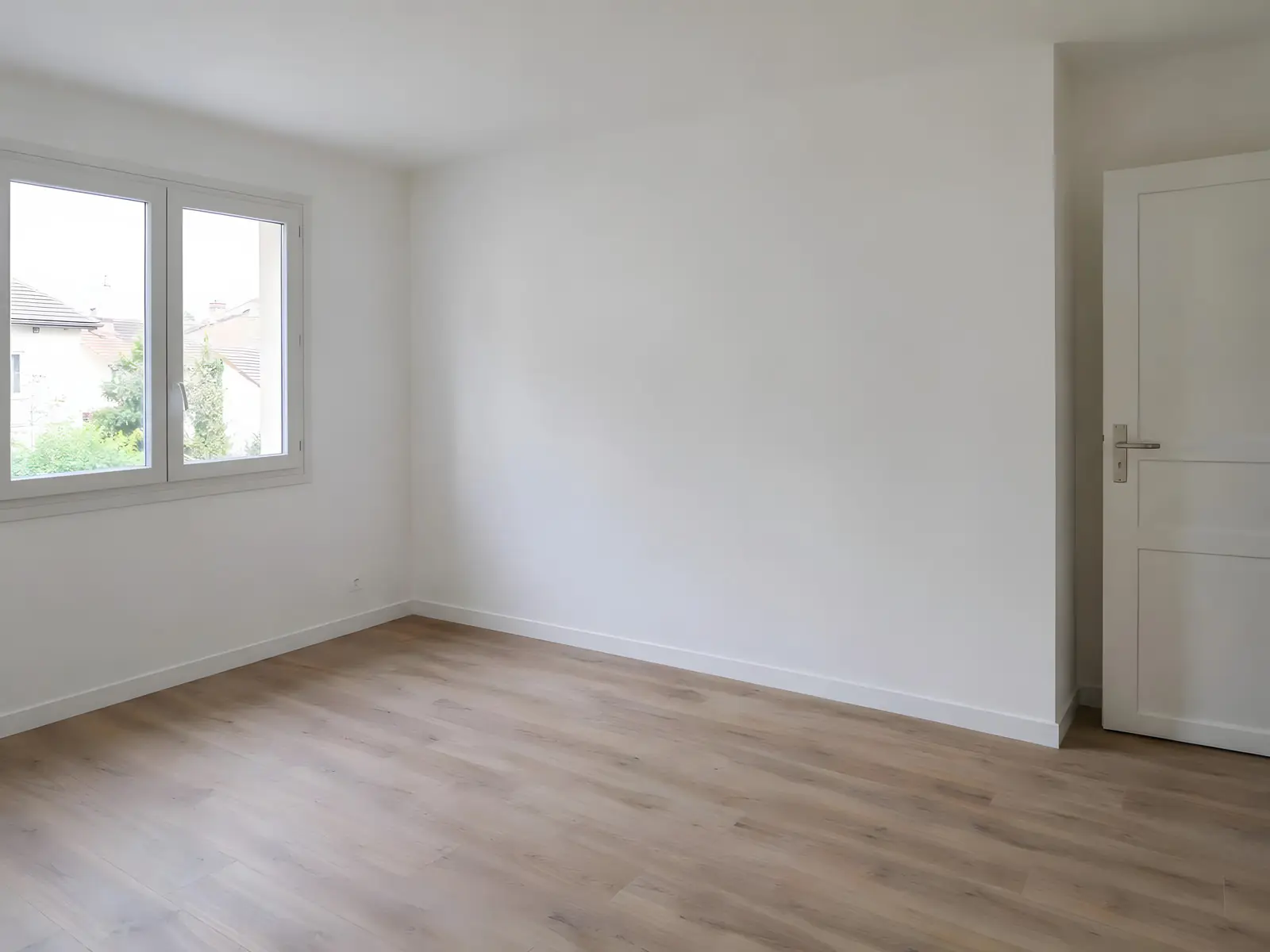 Chambre refaite et vide : murs blancs, sol stratifié chêne clair, plinthes blanches et fenêtre à deux battants