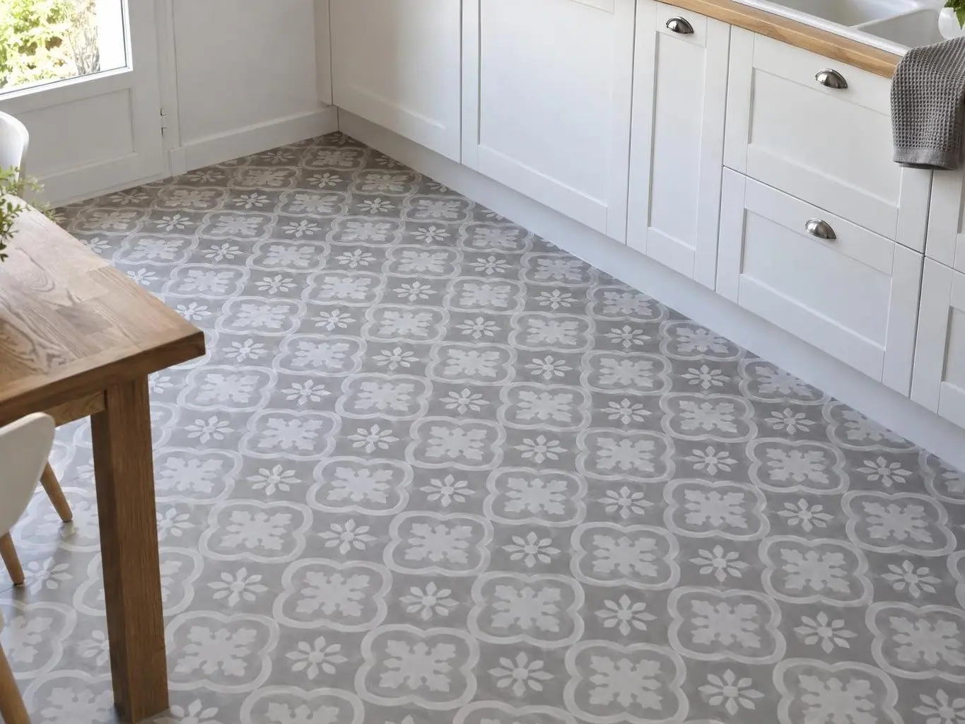Sol de cuisine en vinyle neuf imitation carreaux de ciment gris et blancs, posé parfaitement à plat